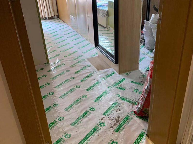 施工地板保護(hù)施工：二手房裝修時(shí)已經(jīng)裝修好的地板，家具等不想二次污染就一定要注意對(duì)地板和家具進(jìn)行保護(hù)。為了防止地板被沾染灰塵以及施工團(tuán)隊(duì)人員等的腳印，最好先在地板上鋪一層防塵布等作為保護(hù)膜。