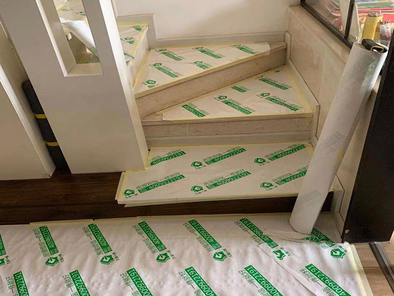 施工地板保護(hù)施工：二手房裝修時(shí)已經(jīng)裝修好的地板，家具等不想二次污染就一定要注意對(duì)地板和家具進(jìn)行保護(hù)。為了防止地板被沾染灰塵以及施工團(tuán)隊(duì)人員等的腳印，最好先在地板上鋪一層防塵布等作為保護(hù)膜。