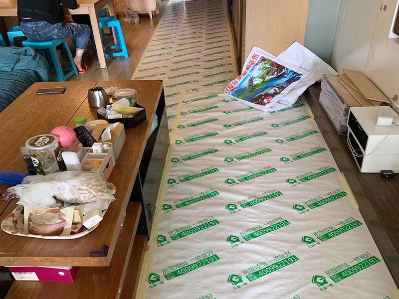 施工地板保護(hù)施工：二手房裝修時(shí)已經(jīng)裝修好的地板，家具等不想二次污染就一定要注意對(duì)地板和家具進(jìn)行保護(hù)。為了防止地板被沾染灰塵以及施工團(tuán)隊(duì)人員等的腳印，最好先在地板上鋪一層防塵布等作為保護(hù)膜。