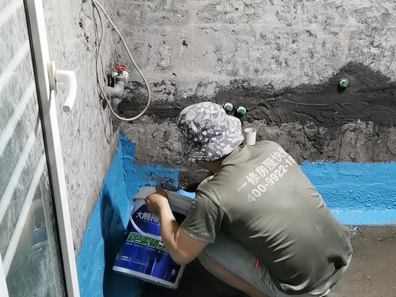 衛(wèi)生間地面刷防水：首先就要清理地面的渣子和灰塵，而且坡度也很重要，門口附近坡度小，地漏附近坡度大，這樣有利于排水。地面不平，在涂刷防水涂料的時候就可能會涂不均勻，又或是地面因為不平而容易裂開，這即使是涂了防水涂料上去也會隨著地面裂開。