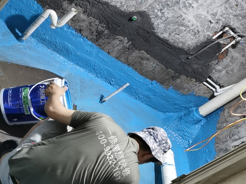 衛(wèi)生間地面刷防水：首先就要清理地面的渣子和灰塵，而且坡度也很重要，門口附近坡度小，地漏附近坡度大，這樣有利于排水。地面不平，在涂刷防水涂料的時候就可能會涂不均勻，又或是地面因為不平而容易裂開，這即使是涂了防水涂料上去也會隨著地面裂開。