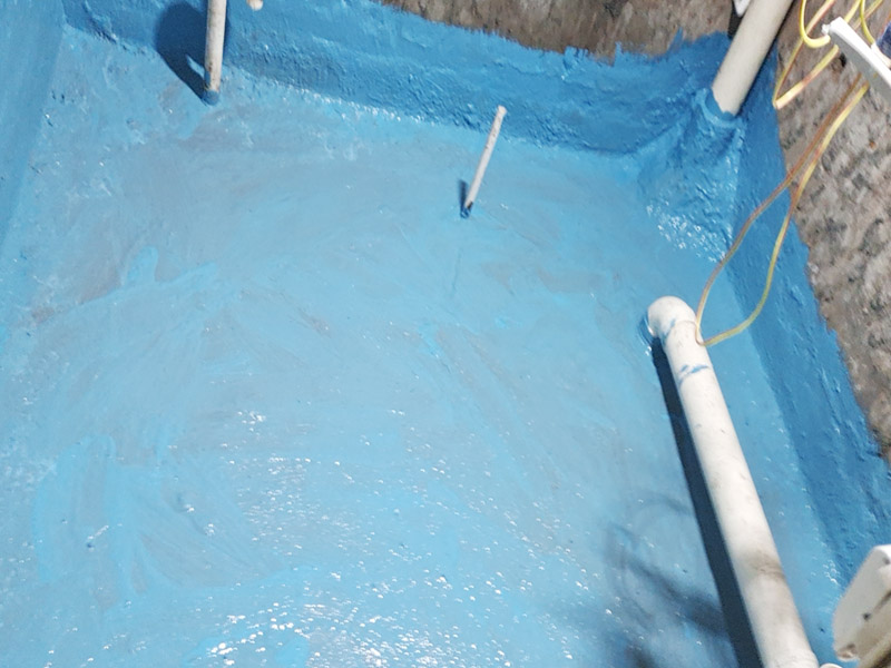 衛(wèi)生間地面刷防水：首先就要清理地面的渣子和灰塵，而且坡度也很重要，門口附近坡度小，地漏附近坡度大，這樣有利于排水。地面不平，在涂刷防水涂料的時候就可能會涂不均勻，又或是地面因為不平而容易裂開，這即使是涂了防水涂料上去也會隨著地面裂開。