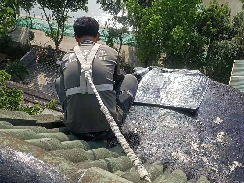屋面防水卷材鋪貼：防水層鋪貼之前，其它工程施工完畢后清理基層。保證基層平整且干凈，然后再待表面瀝青熔化一薄層后，邊烘烤邊向前滾動卷材，并用壓輥壓實(shí)，熔化卷材表面瀝青，不能過多地流淌，或者用膠粘劑粘平，干燥數(shù)分鐘后用壓輥壓實(shí)。