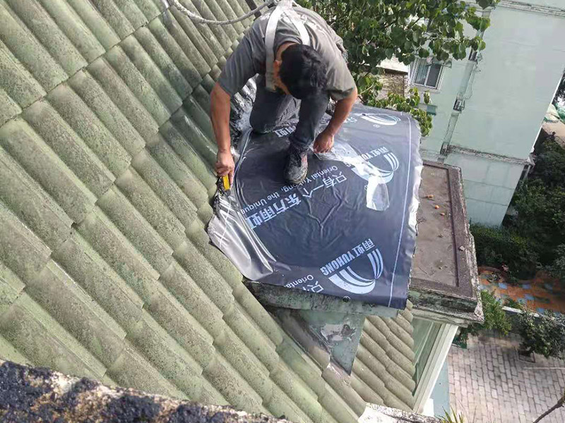 屋面防水卷材鋪貼：防水層鋪貼之前，其它工程施工完畢后清理基層。保證基層平整且干凈，然后再待表面瀝青熔化一薄層后，邊烘烤邊向前滾動卷材，并用壓輥壓實(shí)，熔化卷材表面瀝青，不能過多地流淌，或者用膠粘劑粘平，干燥數(shù)分鐘后用壓輥壓實(shí)。