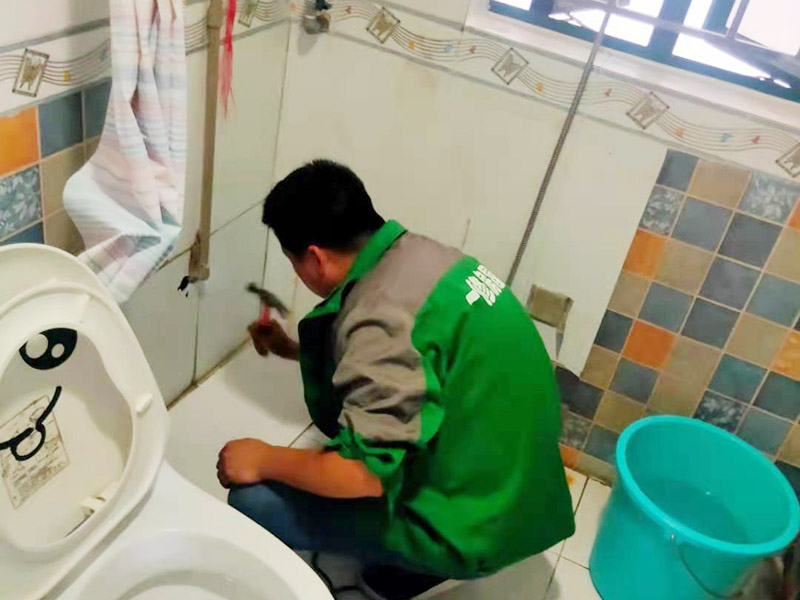 浴室花灑維修安裝：花灑是衛(wèi)浴組合中比較重要的一個部分，只有花灑足夠的好，水足夠的大，我們洗澡的時候才足夠的舒服?；?nèi)絲彎頭出水口要掌握好左熱右冷不能錯，預(yù)留絲頭是要考慮到貼墻磚的厚度，最好讓高出毛胚墻15mm,如果和毛胚墻水平，等貼完了墻磚你就會發(fā)現(xiàn)絲頭陷在墻里太深，弄不好會裝不上淋浴器。