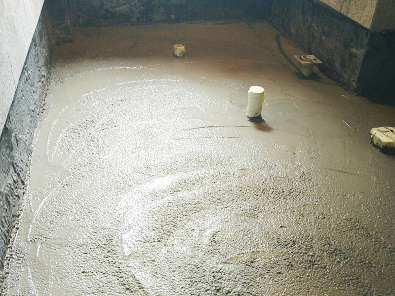 廁所地面找平施工：更換衛(wèi)生間的地磚，在將原有地磚鑿去之后，一定要先用水泥砂漿將地面找平，回填建議最理想用陶粒，次之用輕質(zhì)磚，常用建渣，亦可架空，煤渣也可較少了。然后再做防水處理。攪勻防水材料，要均勻一致，操作時先墻面后地面，從內(nèi)向外退著操作,待干固后做閉水試驗幾天，然后再開始貼磚。