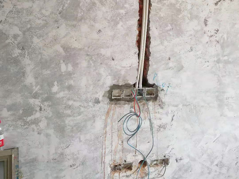 全屋電路改造：電路是家居裝飾中的隱藏工程，是家居裝飾的必然步驟。彈好平行與垂直線開(kāi)槽，放好開(kāi)關(guān)插座底盒，而開(kāi)關(guān)插座底合安裝要彈水平線開(kāi)槽，廚衛(wèi)間須根據(jù)設(shè)計(jì)的使用功能進(jìn)行彈線開(kāi)槽。布線都是使用線管進(jìn)行暗埋，電線需要并頭連接，不能隨便連接，接頭處需要使用按壓接線法，線接好之后，使用絕緣膠布包住。