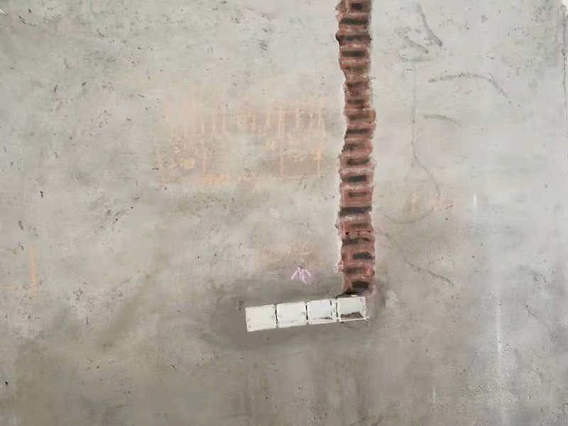 全屋電路改造：電路是家居裝飾中的隱藏工程，是家居裝飾的必然步驟。彈好平行與垂直線開(kāi)槽，放好開(kāi)關(guān)插座底盒，而開(kāi)關(guān)插座底合安裝要彈水平線開(kāi)槽，廚衛(wèi)間須根據(jù)設(shè)計(jì)的使用功能進(jìn)行彈線開(kāi)槽。布線都是使用線管進(jìn)行暗埋，電線需要并頭連接，不能隨便連接，接頭處需要使用按壓接線法，線接好之后，使用絕緣膠布包住。