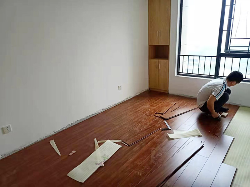 木地板鋪貼案例：首先是先清理地面，清理干凈、平整之后，先要鋪設(shè)一層防潮地墊，在離墻大約預(yù)留1-3英寸的空隙，為了防止地板的第一行的地板滑動(dòng)，必須用間隔的裝置或者楔子固定。按照一定的角度安在已經(jīng)安裝好的地板上，要保證地板比較長(zhǎng)的一邊與上一行板結(jié)合的盡可能緊密。