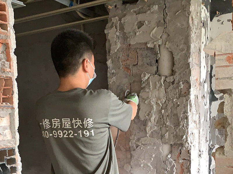 墻面基層鏟除裝修：舊墻面基層處理相對(duì)新墻面較為復(fù)雜?，F(xiàn)在將舊墻上的裝飾物去掉，然后將舊墻上的灰塵、油污等清理干凈。對(duì)于舊墻面上裂紋脫落的地方，可以用水泥砂漿進(jìn)行其修復(fù)，進(jìn)行墻面的拉毛壓扁處理。
