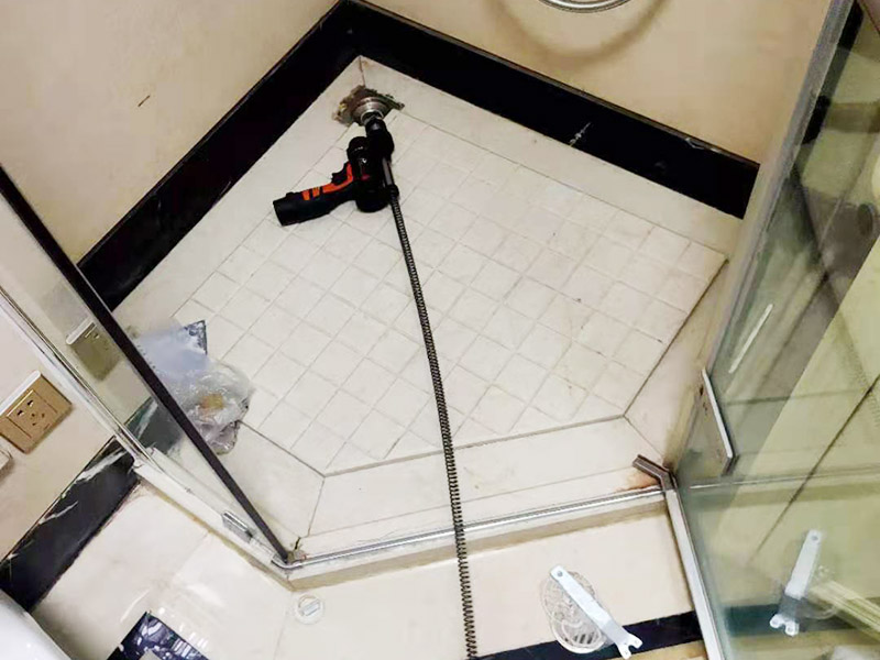 浴室鋼化膜防水涂刷：浴室玻璃墻防水工程和涂料，因為浴室濕氣比較重，所以都需要耐性比較好的，爆嗮不會裂開，低溫性也要好的，高溫不變軟，綠樹環(huán)保的，所以要選擇那些具有防水，防腐特點的材料。