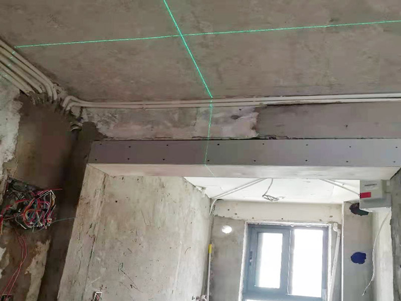 舊房翻新吊頂裝修：首先進(jìn)行房屋的主體拆除。在做好全屋家具等成品保護(hù)，將舊房的墻面、門窗燈進(jìn)行拆除，重新做好衛(wèi)生間和廚房的防水工作，在拆除的過(guò)程中及時(shí)清理產(chǎn)生的垃圾，保持房屋的干凈、整潔。