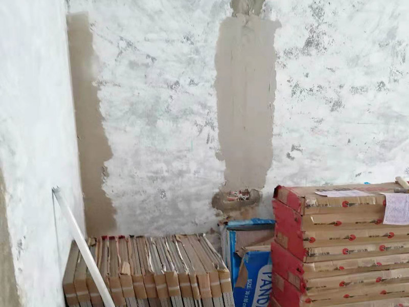 舊房翻新吊頂裝修：首先進(jìn)行房屋的主體拆除。在做好全屋家具等成品保護(hù)，將舊房的墻面、門窗燈進(jìn)行拆除，重新做好衛(wèi)生間和廚房的防水工作，在拆除的過(guò)程中及時(shí)清理產(chǎn)生的垃圾，保持房屋的干凈、整潔。