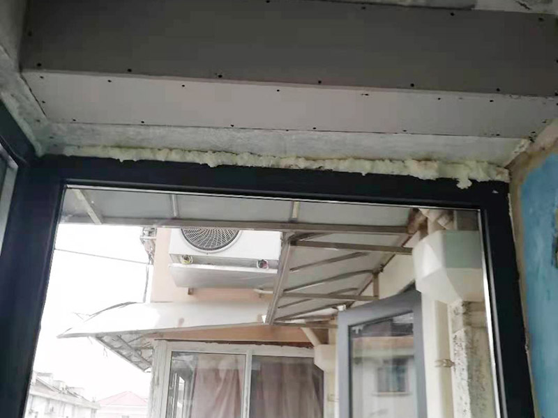 舊房翻新吊頂裝修：首先進(jìn)行房屋的主體拆除。在做好全屋家具等成品保護(hù)，將舊房的墻面、門窗燈進(jìn)行拆除，重新做好衛(wèi)生間和廚房的防水工作，在拆除的過(guò)程中及時(shí)清理產(chǎn)生的垃圾，保持房屋的干凈、整潔。