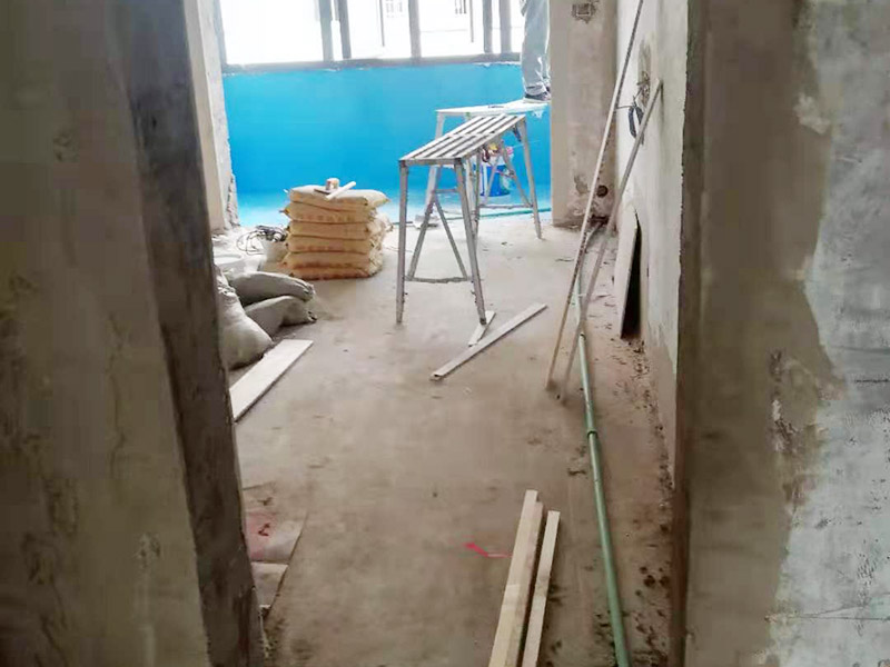 舊房翻新吊頂裝修：首先進(jìn)行房屋的主體拆除。在做好全屋家具等成品保護(hù)，將舊房的墻面、門窗燈進(jìn)行拆除，重新做好衛(wèi)生間和廚房的防水工作，在拆除的過(guò)程中及時(shí)清理產(chǎn)生的垃圾，保持房屋的干凈、整潔。