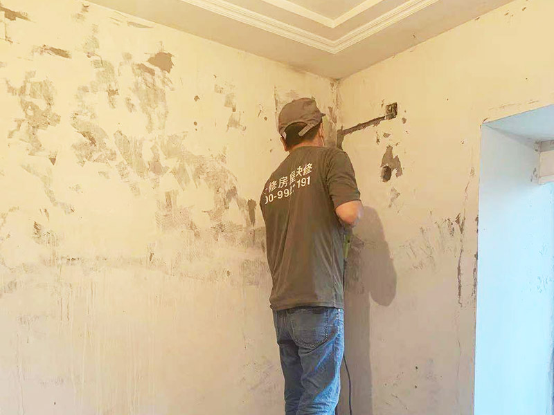 墻面線管開槽維修:在切割的過程中可以先將準(zhǔn)備好的水灑在墻面上，這樣切割會(huì)更加容易，減少切割過程的灰塵,放線定位好以后我們用切割機(jī)沿著線的邊緣地帶進(jìn)行切割，盡量的控制切割的力度并保持使用的力度均勻，沿著邊線一直走一遍，切割完畢以后，用鏨子沿著切割的邊縫隙進(jìn)行搗碎，這樣很好的拓寬開槽的寬度。