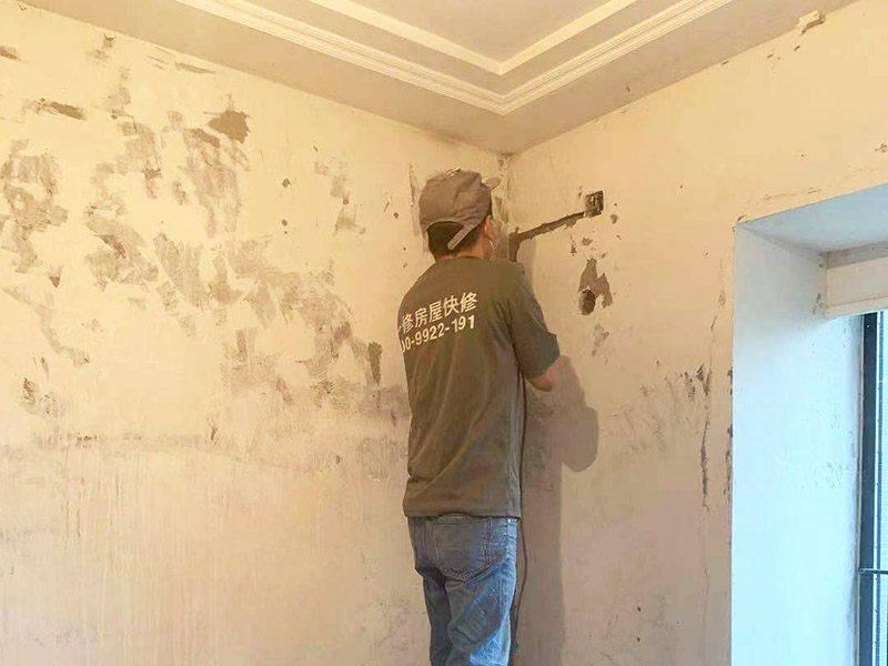 墻面線管開槽維修:在切割的過程中可以先將準(zhǔn)備好的水灑在墻面上，這樣切割會(huì)更加容易，減少切割過程的灰塵,放線定位好以后我們用切割機(jī)沿著線的邊緣地帶進(jìn)行切割，盡量的控制切割的力度并保持使用的力度均勻，沿著邊線一直走一遍，切割完畢以后，用鏨子沿著切割的邊縫隙進(jìn)行搗碎，這樣很好的拓寬開槽的寬度。