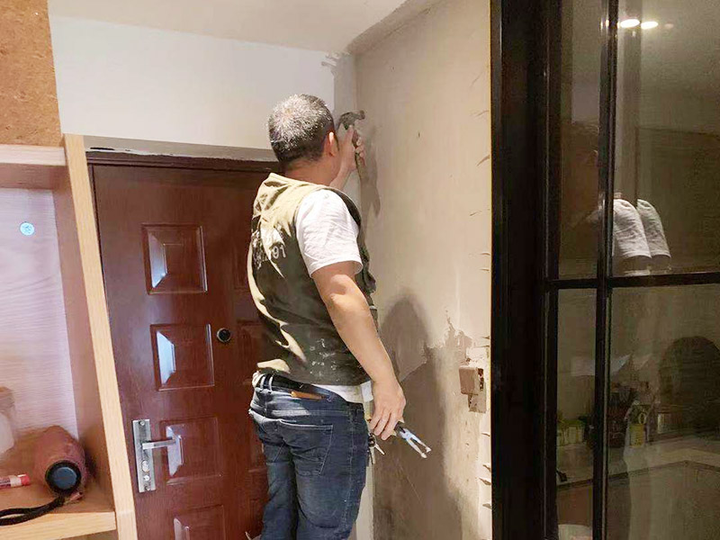 入戶門墻面翻新：翻新前，需要先將舊漆面鏟除干凈，之后在進(jìn)行打磨，將墻面的浮沉雜物都清理干凈。然后基層做完后，需要將施工區(qū)域的家具物件移除，避免在翻新過(guò)程中，使家具受到損傷。檢測(cè)一下墻面的平整度，膩?zhàn)庸蝺杀榧纯?，再刷底漆，最后?duì)墻面進(jìn)行油漆涂刷。注意施工完后要記得通風(fēng)哦。