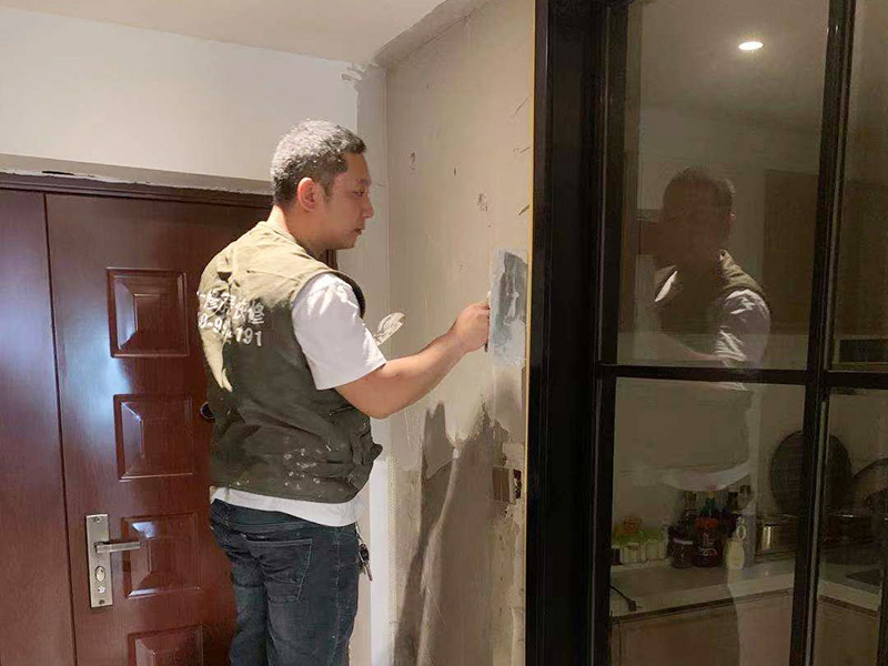 入戶門墻面翻新：翻新前，需要先將舊漆面鏟除干凈，之后在進(jìn)行打磨，將墻面的浮沉雜物都清理干凈。然后基層做完后，需要將施工區(qū)域的家具物件移除，避免在翻新過(guò)程中，使家具受到損傷。檢測(cè)一下墻面的平整度，膩?zhàn)庸蝺杀榧纯?，再刷底漆，最后?duì)墻面進(jìn)行油漆涂刷。注意施工完后要記得通風(fēng)哦。