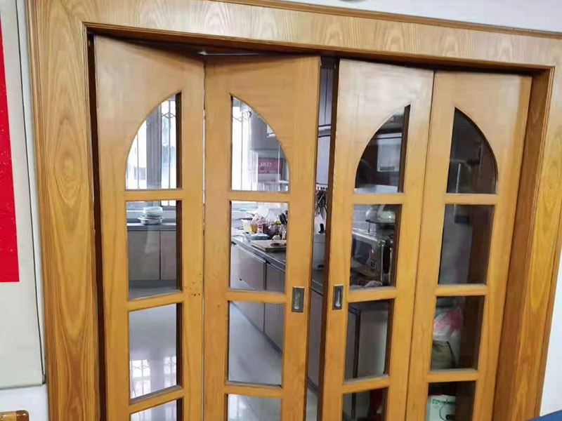 推拉門安裝維修：查看是否是推拉門滑軌還是推拉門的問題，具體問題具體分析，如果是軌道問題就將推拉門用力向上抬,然后將推拉門取出來，將舊的軌道拆除,如果軌道和門框是一體的軌道,換一條新的軌道就可以了。