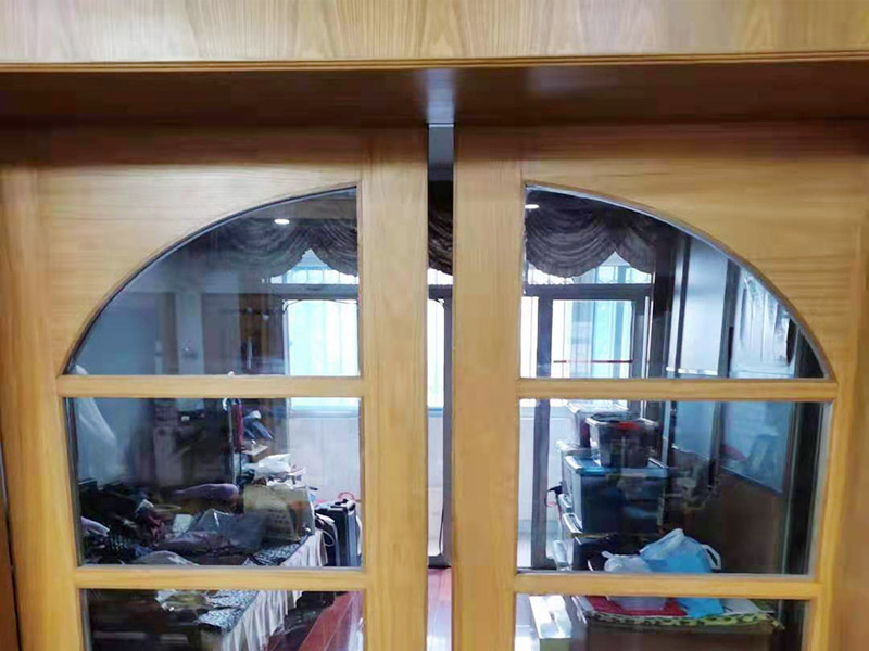 推拉門安裝維修：查看是否是推拉門滑軌還是推拉門的問題，具體問題具體分析，如果是軌道問題就將推拉門用力向上抬,然后將推拉門取出來，將舊的軌道拆除,如果軌道和門框是一體的軌道,換一條新的軌道就可以了。