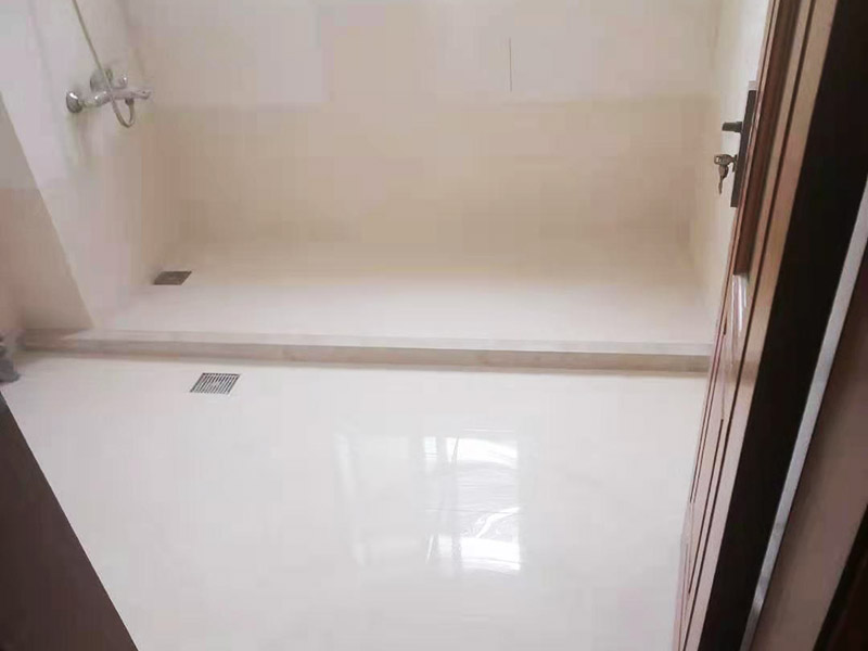 舊房廁所防水貼磚：首先要將瓷磚表面的污漬與雜物給清空，還要保持表面的干燥，需要注意的是地面和墻體都要做防水的、因?yàn)檫@樣防水效果是最好的，其次就是防水涂料，需要要反復(fù)涂抹均勻，晾干后在進(jìn)行潑灑實(shí)驗(yàn)，確認(rèn)防水是否完善。