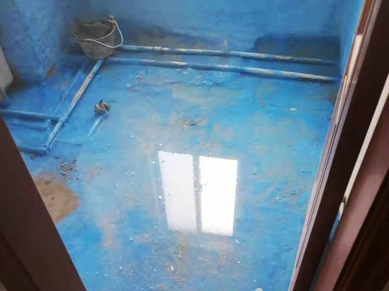 舊房廁所防水貼磚：首先要將瓷磚表面的污漬與雜物給清空，還要保持表面的干燥，需要注意的是地面和墻體都要做防水的、因?yàn)檫@樣防水效果是最好的，其次就是防水涂料，需要要反復(fù)涂抹均勻，晾干后在進(jìn)行潑灑實(shí)驗(yàn)，確認(rèn)防水是否完善。