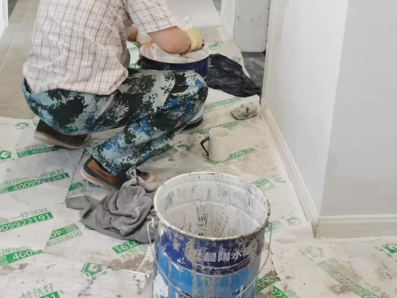 墻面粉刷翻新裝修：鏟除原有墻面已經被水浸過的部分，或用尼龍刷或者粗砂紙將其鏟除，磨平。直到露出水泥砂漿墻面或膩子層。凸凹不平的表面需要找平就可以批刮膩子， 膩子打磨完畢后，會留下一些瑕疵。所以刷過一遍漆后才會很明顯，這時候就需要找補了。接著底漆的刷涂效果會直接影響面漆的效果。