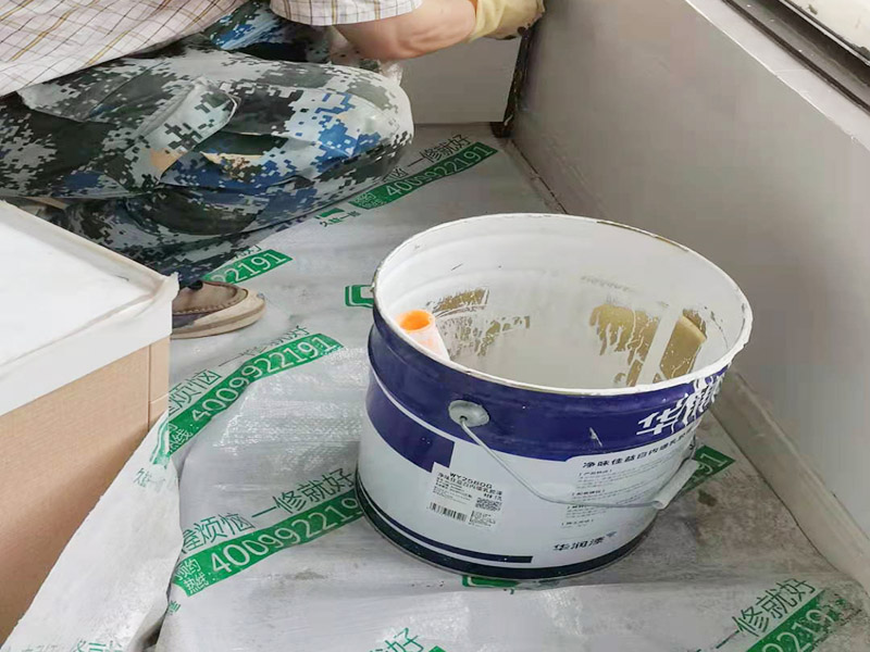 墻面粉刷翻新裝修：鏟除原有墻面已經被水浸過的部分，或用尼龍刷或者粗砂紙將其鏟除，磨平。直到露出水泥砂漿墻面或膩子層。凸凹不平的表面需要找平就可以批刮膩子， 膩子打磨完畢后，會留下一些瑕疵。所以刷過一遍漆后才會很明顯，這時候就需要找補了。接著底漆的刷涂效果會直接影響面漆的效果。