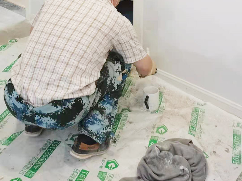 墻面粉刷翻新裝修：鏟除原有墻面已經被水浸過的部分，或用尼龍刷或者粗砂紙將其鏟除，磨平。直到露出水泥砂漿墻面或膩子層。凸凹不平的表面需要找平就可以批刮膩子， 膩子打磨完畢后，會留下一些瑕疵。所以刷過一遍漆后才會很明顯，這時候就需要找補了。接著底漆的刷涂效果會直接影響面漆的效果。