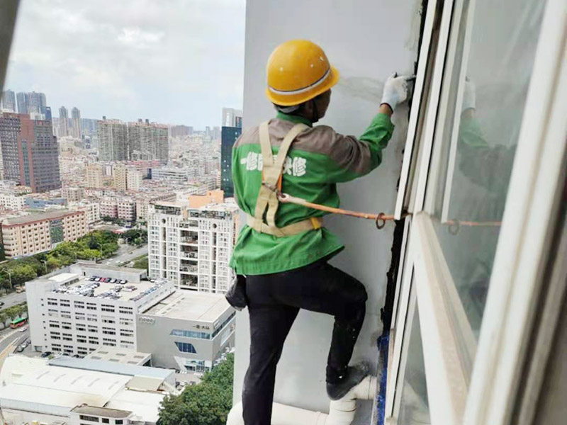 外墻窗框打膠維修：首先，在給斷橋鋁門窗打膠的時(shí)候，先要將斷橋鋁門窗邊上的膠帶給處理掉，不要粘在上面就進(jìn)行打膠防水了，而且窗戶打膠的話，必須在室外打膠，因?yàn)槿绻銖?qiáng)在室內(nèi)進(jìn)行打膠的話，顯然打出來的膠會(huì)不均勻，這樣就起不到防水的作用了。還有盡可能的使用滿膠，也就是膠槍使用滿膠來打，這樣我們在打的過程中就不會(huì)出現(xiàn)斷膠的現(xiàn)象了。