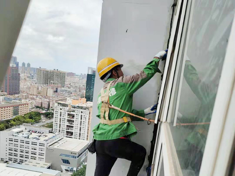 外墻窗框打膠維修：首先，在給斷橋鋁門窗打膠的時(shí)候，先要將斷橋鋁門窗邊上的膠帶給處理掉，不要粘在上面就進(jìn)行打膠防水了，而且窗戶打膠的話，必須在室外打膠，因?yàn)槿绻銖?qiáng)在室內(nèi)進(jìn)行打膠的話，顯然打出來的膠會(huì)不均勻，這樣就起不到防水的作用了。還有盡可能的使用滿膠，也就是膠槍使用滿膠來打，這樣我們在打的過程中就不會(huì)出現(xiàn)斷膠的現(xiàn)象了。