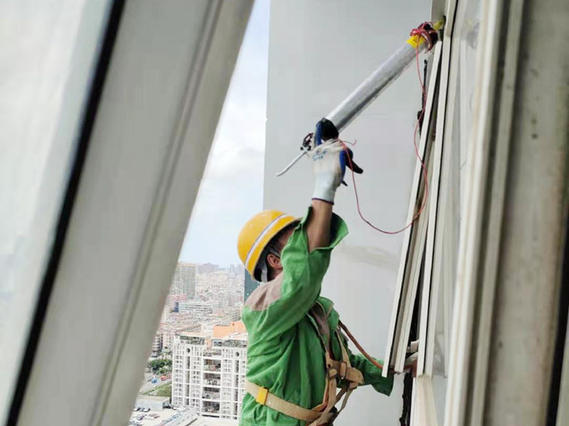 外墻窗框打膠維修：首先，在給斷橋鋁門窗打膠的時(shí)候，先要將斷橋鋁門窗邊上的膠帶給處理掉，不要粘在上面就進(jìn)行打膠防水了，而且窗戶打膠的話，必須在室外打膠，因?yàn)槿绻銖?qiáng)在室內(nèi)進(jìn)行打膠的話，顯然打出來的膠會(huì)不均勻，這樣就起不到防水的作用了。還有盡可能的使用滿膠，也就是膠槍使用滿膠來打，這樣我們在打的過程中就不會(huì)出現(xiàn)斷膠的現(xiàn)象了。