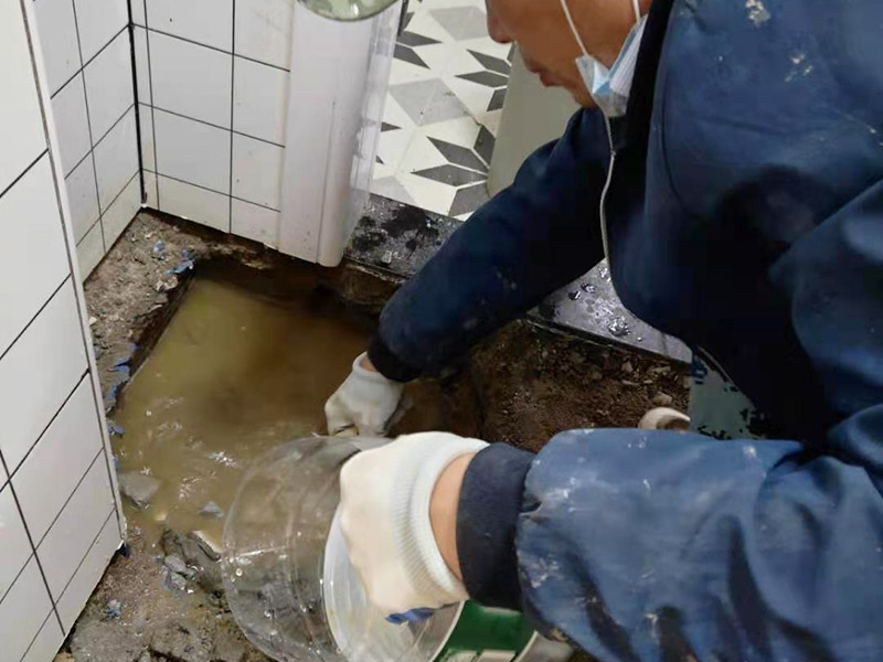 衛(wèi)生間地磚拆除找漏：首先為了拆除的進(jìn)度，將衛(wèi)生間里的衛(wèi)浴家具拆除搬出另外存放，然后開始鏟除原有的墻磚和地磚，衛(wèi)生間的防水通常是水電改完后進(jìn)行的，所以做防水前一定要封堵好下水管道，以免堵塞，小型的水管采用管用螺母封堵，大型的下水管道采用pvc纏繞膜進(jìn)行封堵。