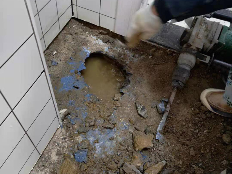 衛(wèi)生間地磚拆除找漏：首先為了拆除的進(jìn)度，將衛(wèi)生間里的衛(wèi)浴家具拆除搬出另外存放，然后開始鏟除原有的墻磚和地磚，衛(wèi)生間的防水通常是水電改完后進(jìn)行的，所以做防水前一定要封堵好下水管道，以免堵塞，小型的水管采用管用螺母封堵，大型的下水管道采用pvc纏繞膜進(jìn)行封堵。