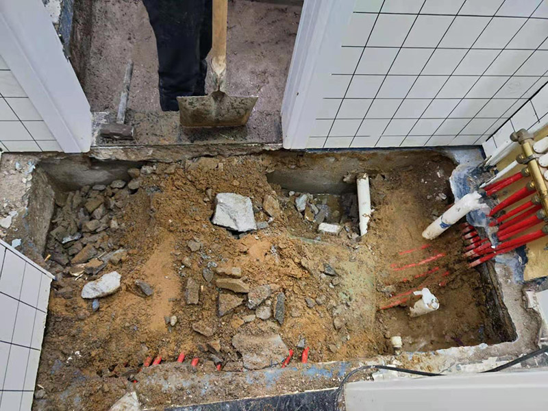 衛(wèi)生間拆除后防水翻新:衛(wèi)生間翻新如果漏水就要更換水電，尤其是那些隱蔽性極強(qiáng)，一般埋在地下或墻壁內(nèi)的。在進(jìn)行翻新的時候，最好一并更換，不管有沒有問題，這樣都能給日后的生活帶來保障。更換完水電之后，就可以進(jìn)行瓷磚的鋪貼了。