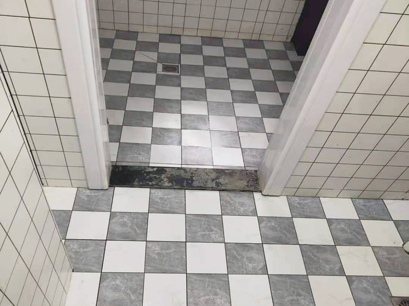 衛(wèi)生間拆除后防水翻新:衛(wèi)生間翻新如果漏水就要更換水電，尤其是那些隱蔽性極強(qiáng)，一般埋在地下或墻壁內(nèi)的。在進(jìn)行翻新的時候，最好一并更換，不管有沒有問題，這樣都能給日后的生活帶來保障。更換完水電之后，就可以進(jìn)行瓷磚的鋪貼了。