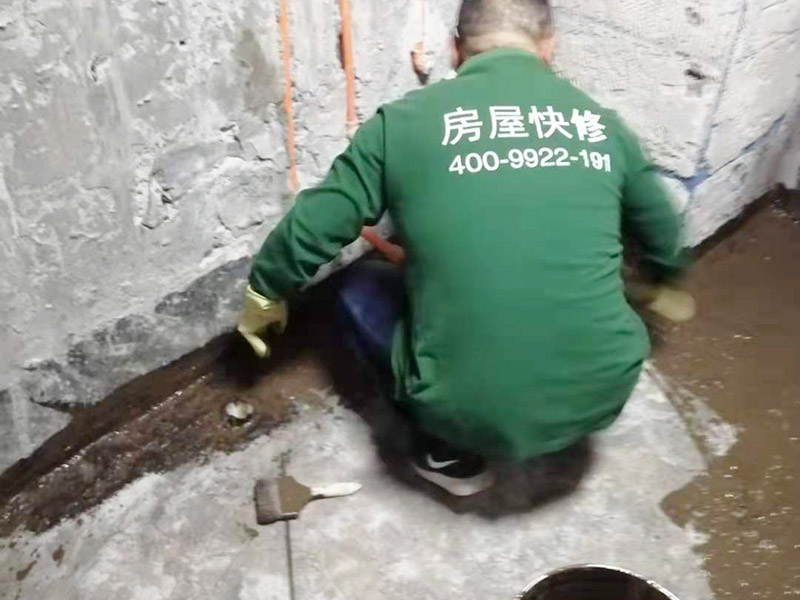 廁所地面刷防水：在進行防水處理之前，一定先找平地面，如果地面不平或效果不好，可能造成因防水涂料薄厚不均而導(dǎo)致的開裂滲漏。防水層做好后要留余一定的時間，讓防水層與建筑更好的融為一體，然后在防水層上做保護層在鋪地磚，如果地磚已鋪設(shè)完畢，可千萬不要砸地磚，用專業(yè)的補縫防水材料，把所有的縫隙堵住做好防水就好了。也同樣適用于衛(wèi)生間防水層失效后防水工程。