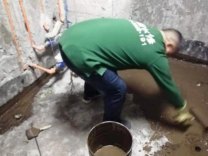 廁所地面刷防水：在進行防水處理之前，一定先找平地面，如果地面不平或效果不好，可能造成因防水涂料薄厚不均而導(dǎo)致的開裂滲漏。防水層做好后要留余一定的時間，讓防水層與建筑更好的融為一體，然后在防水層上做保護層在鋪地磚，如果地磚已鋪設(shè)完畢，可千萬不要砸地磚，用專業(yè)的補縫防水材料，把所有的縫隙堵住做好防水就好了。也同樣適用于衛(wèi)生間防水層失效后防水工程。