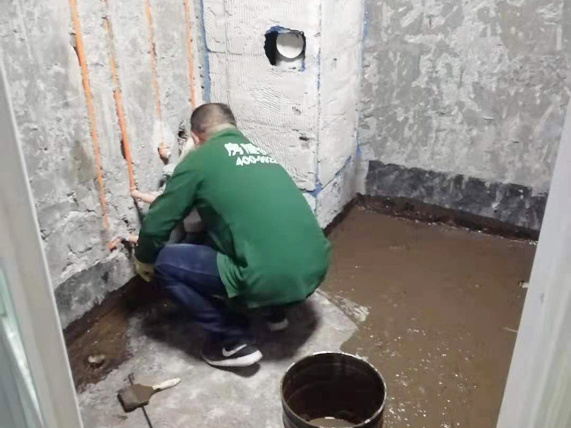 廁所地面刷防水：在進行防水處理之前，一定先找平地面，如果地面不平或效果不好，可能造成因防水涂料薄厚不均而導(dǎo)致的開裂滲漏。防水層做好后要留余一定的時間，讓防水層與建筑更好的融為一體，然后在防水層上做保護層在鋪地磚，如果地磚已鋪設(shè)完畢，可千萬不要砸地磚，用專業(yè)的補縫防水材料，把所有的縫隙堵住做好防水就好了。也同樣適用于衛(wèi)生間防水層失效后防水工程。