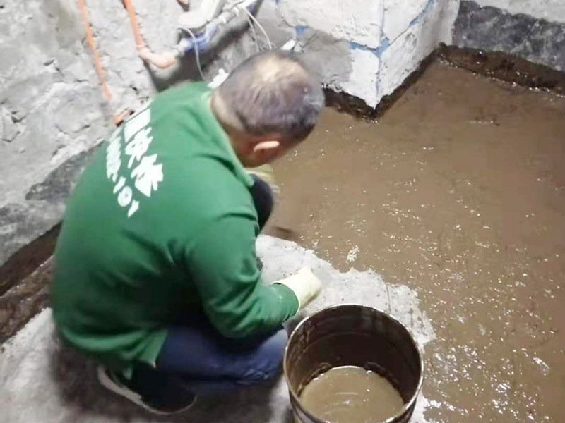 廁所地面刷防水：在進行防水處理之前，一定先找平地面，如果地面不平或效果不好，可能造成因防水涂料薄厚不均而導(dǎo)致的開裂滲漏。防水層做好后要留余一定的時間，讓防水層與建筑更好的融為一體，然后在防水層上做保護層在鋪地磚，如果地磚已鋪設(shè)完畢，可千萬不要砸地磚，用專業(yè)的補縫防水材料，把所有的縫隙堵住做好防水就好了。也同樣適用于衛(wèi)生間防水層失效后防水工程。