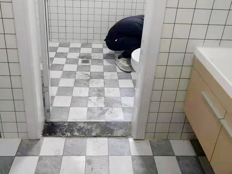 衛(wèi)生間衛(wèi)浴安裝：衛(wèi)浴潔具鑲貼墻磚&rarr;吊頂&rarr;鋪設(shè)地磚&rarr;安裝大便器、洗臉盆、浴盆&rarr;安裝連接給排水管&rarr;安裝燈具、插座、鏡子&rarr;安裝毛巾?xiàng)U等五金配件。 打孔時(shí)最容易出現(xiàn)打爆水管打斷電線的情況，此時(shí)就需要找專業(yè)的打孔師傅最好，安全放心。