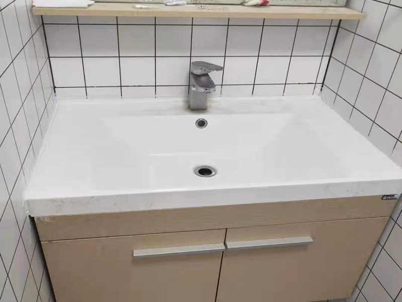 衛(wèi)生間衛(wèi)浴安裝：衛(wèi)浴潔具鑲貼墻磚&rarr;吊頂&rarr;鋪設(shè)地磚&rarr;安裝大便器、洗臉盆、浴盆&rarr;安裝連接給排水管&rarr;安裝燈具、插座、鏡子&rarr;安裝毛巾?xiàng)U等五金配件。 打孔時(shí)最容易出現(xiàn)打爆水管打斷電線的情況，此時(shí)就需要找專業(yè)的打孔師傅最好，安全放心。