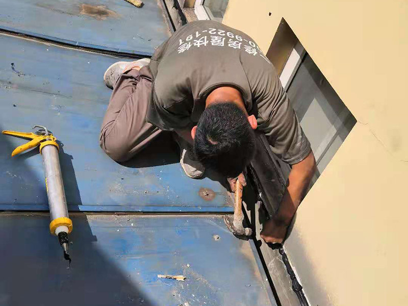 屋頂清理打膠防水：先做好節(jié)點、附加層和屋面排水比較集中部位的處理，然后由屋面最低標高處向上施工。鋪貼天溝、檐口卷材時，宜順天溝、檐口方向以減少搭接。按先高后低、先遠后近的原則，先施工鋼屋架坡屋面，后施工平屋面。