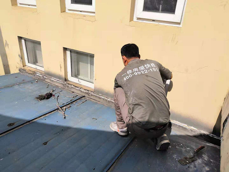 屋頂清理打膠防水：先做好節(jié)點、附加層和屋面排水比較集中部位的處理，然后由屋面最低標高處向上施工。鋪貼天溝、檐口卷材時，宜順天溝、檐口方向以減少搭接。按先高后低、先遠后近的原則，先施工鋼屋架坡屋面，后施工平屋面。