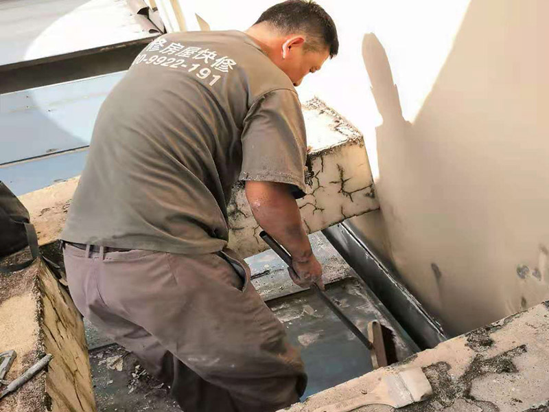 屋頂清理打膠防水：先做好節(jié)點、附加層和屋面排水比較集中部位的處理，然后由屋面最低標高處向上施工。鋪貼天溝、檐口卷材時，宜順天溝、檐口方向以減少搭接。按先高后低、先遠后近的原則，先施工鋼屋架坡屋面，后施工平屋面。