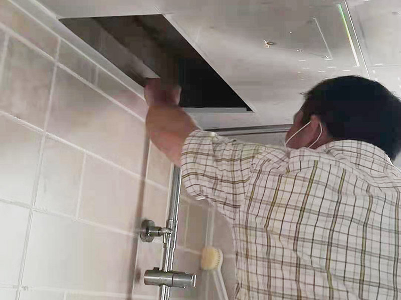 浴室花灑安裝維修：首先在墻面找安裝花灑最好的位置，然后在墻壁上畫出花灑需要安裝位置，高度等等，再在墻面上打孔洞，把配件里圓形底蓋用螺絲擰緊在墻上，擰得不緊，可能造成花灑在今后使用中的脫落，將花灑桿子安裝到墻壁上，先把上面的固定點穩(wěn)定住之后，然后再固定下面的位置。