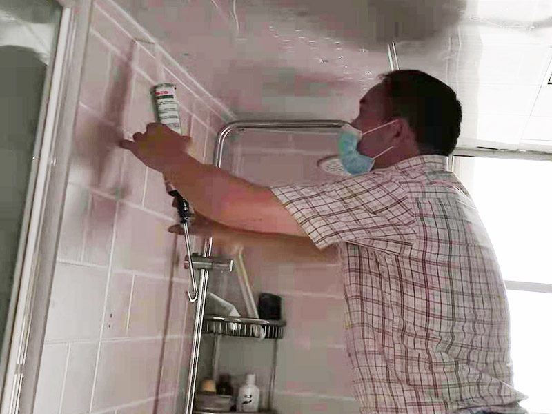 浴室花灑安裝維修：首先在墻面找安裝花灑最好的位置，然后在墻壁上畫出花灑需要安裝位置，高度等等，再在墻面上打孔洞，把配件里圓形底蓋用螺絲擰緊在墻上，擰得不緊，可能造成花灑在今后使用中的脫落，將花灑桿子安裝到墻壁上，先把上面的固定點穩(wěn)定住之后，然后再固定下面的位置。