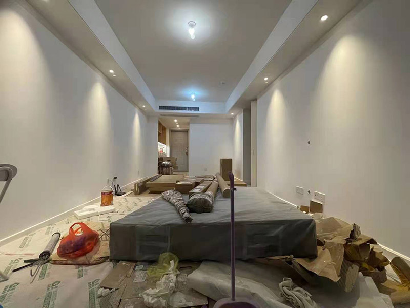 舊房客廳翻新：首先如果只是翻新墻面，地面就需要做好成品保護，這樣免得造成地面二次污染，老墻面的翻新處理的時候要注意將老墻面的原有裝修和裝飾都一并的清除。水泥層損壞，將損壞的墻面部分全部鏟除，之后再使用水泥進行涂抹。墻面的底漆作用非常重要，具有防潮、保護墻面、提高墻面粉刷效果的作用。最后再刷乳膠漆，在進行涂刷的時候也要從上到下順著一個方向進行涂刷。