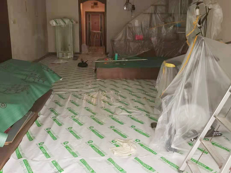 舊房客廳翻新：首先如果只是翻新墻面，地面就需要做好成品保護，這樣免得造成地面二次污染，老墻面的翻新處理的時候要注意將老墻面的原有裝修和裝飾都一并的清除。水泥層損壞，將損壞的墻面部分全部鏟除，之后再使用水泥進行涂抹。墻面的底漆作用非常重要，具有防潮、保護墻面、提高墻面粉刷效果的作用。最后再刷乳膠漆，在進行涂刷的時候也要從上到下順著一個方向進行涂刷。